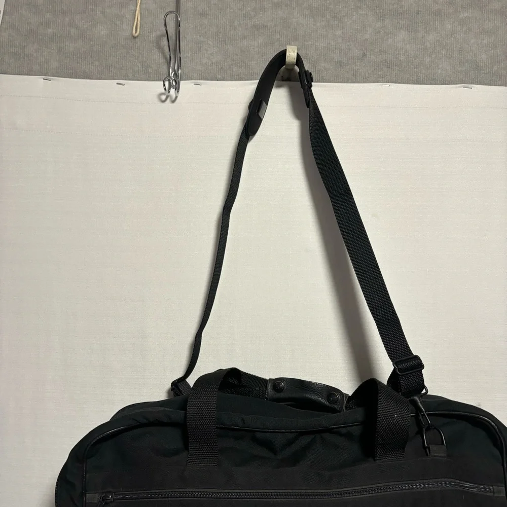 Soft Side Suitcase Travel Bag Black 21X14X8 Perfect Size Shoulder Strap EUC